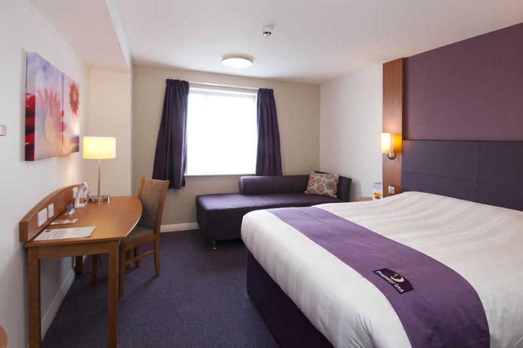 Premier Inn Inverness Centre - River Ness Extérieur photo
